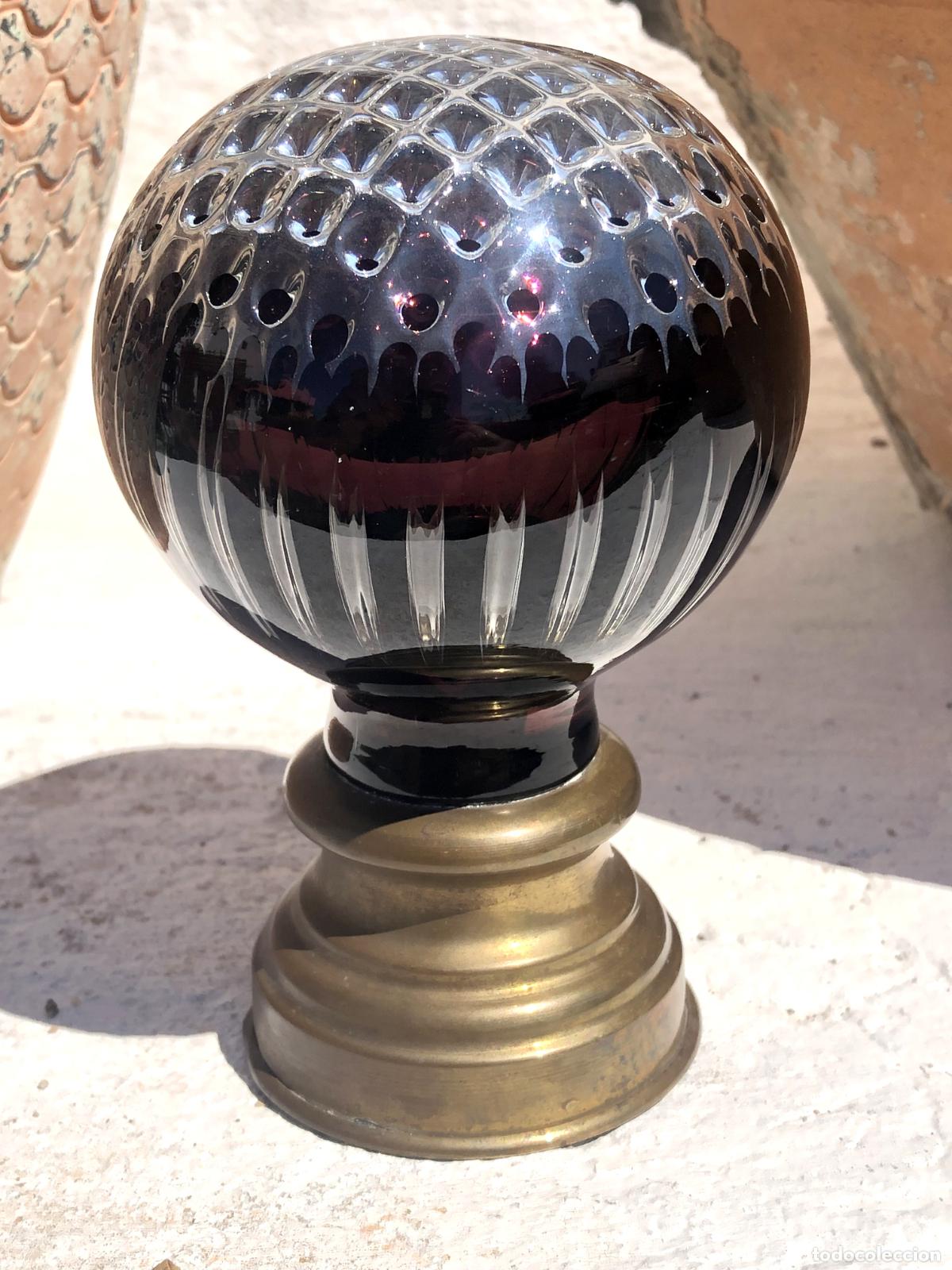 Antig&uuml;edades: Antigua Bola Pomo de remate para escalera en cristal panal de abeja &middot; Color Amatista