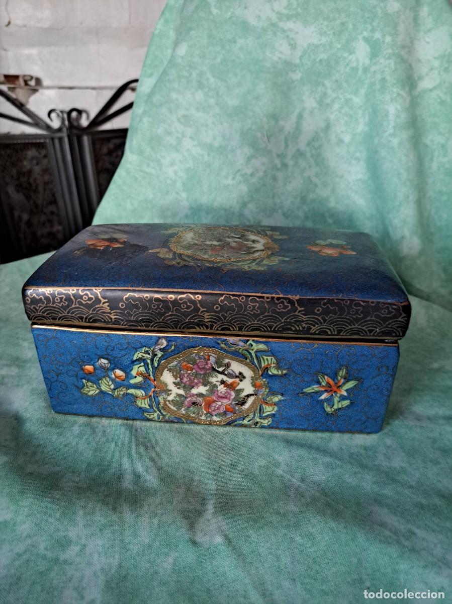 Antiques: Antigua caja china de esmalte tipo cloisone&eacute;, pintada a mano. Flores.