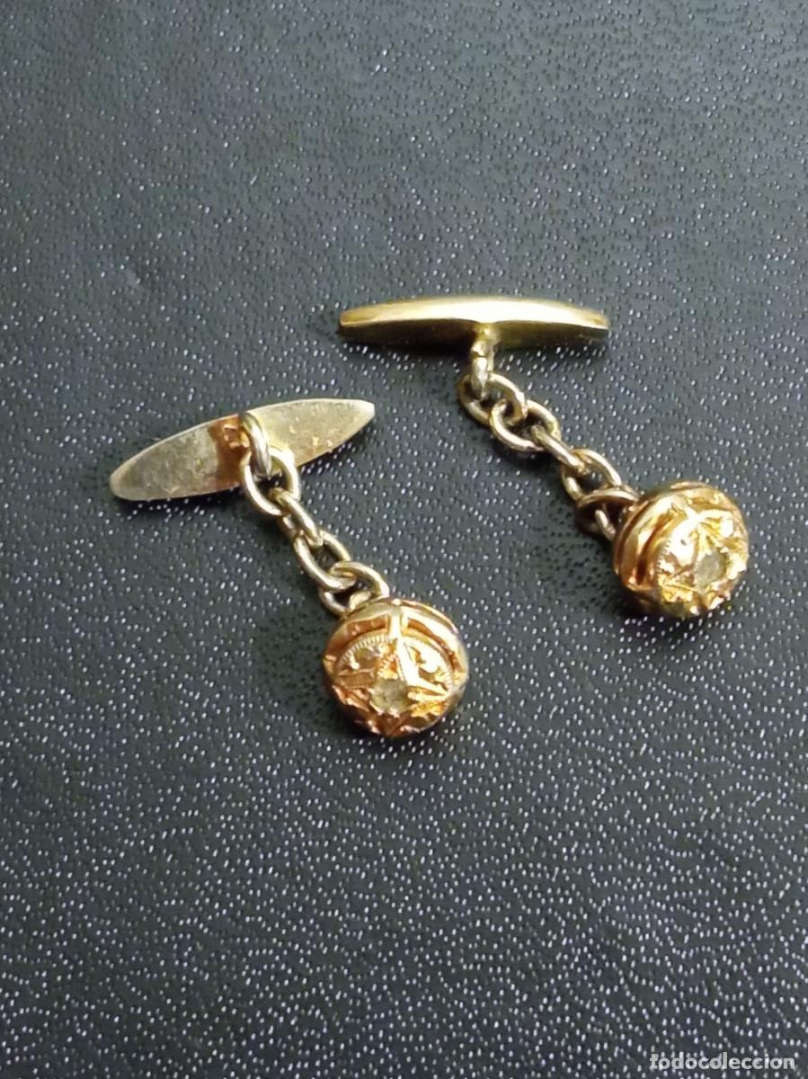 Antig&uuml;edades: GEMELOS PARA CAMISA DORADOS CON PIEDRA DE ADORNO.