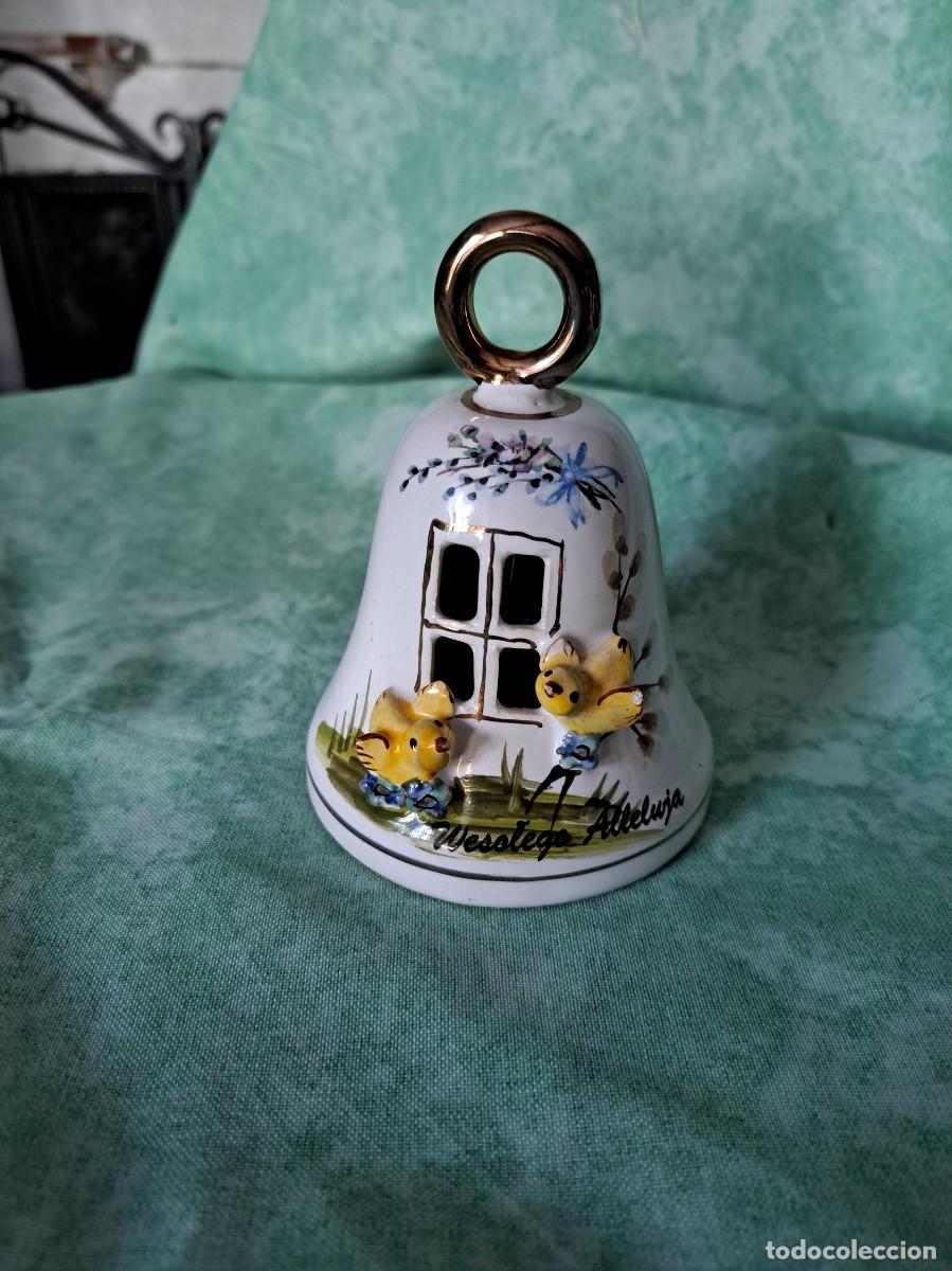 Antig&uuml;edades: Bonita campana de porcelana calada con imagen de pajaritos saliente.