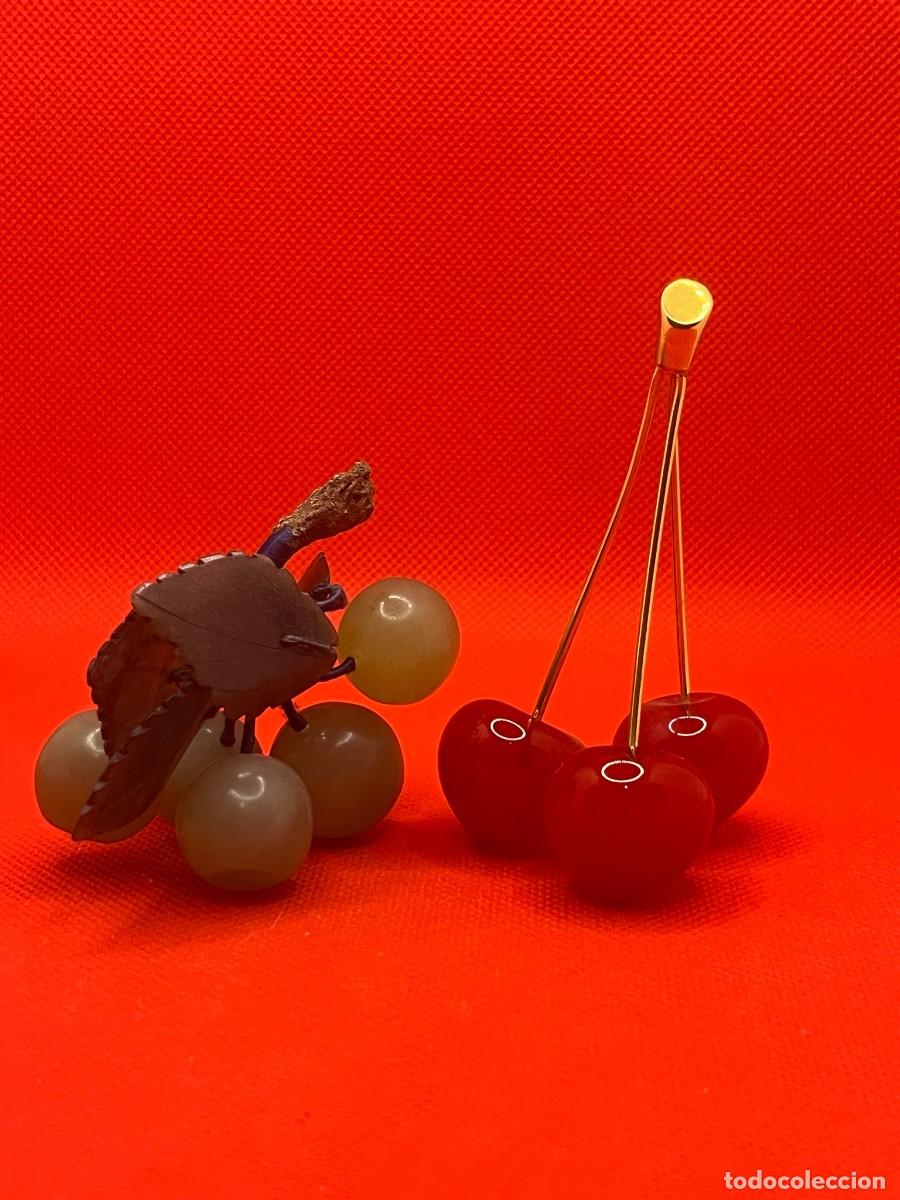 Antig&uuml;edades: Conjunto Escult&oacute;rico Frutas de Vidrio Soplado Artesanal. Racimo de Uvas y Cerezas. Circa 1970/1980