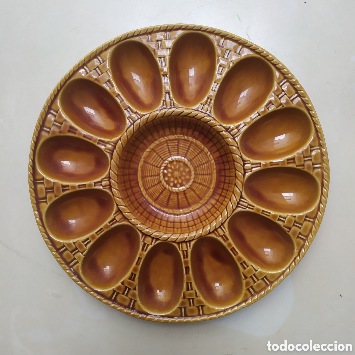 Antig&uuml;edades: Bonita huevera antigua de cer&aacute;mica Gil Vargas de Segovia, mide 26 cm de di&aacute;metro