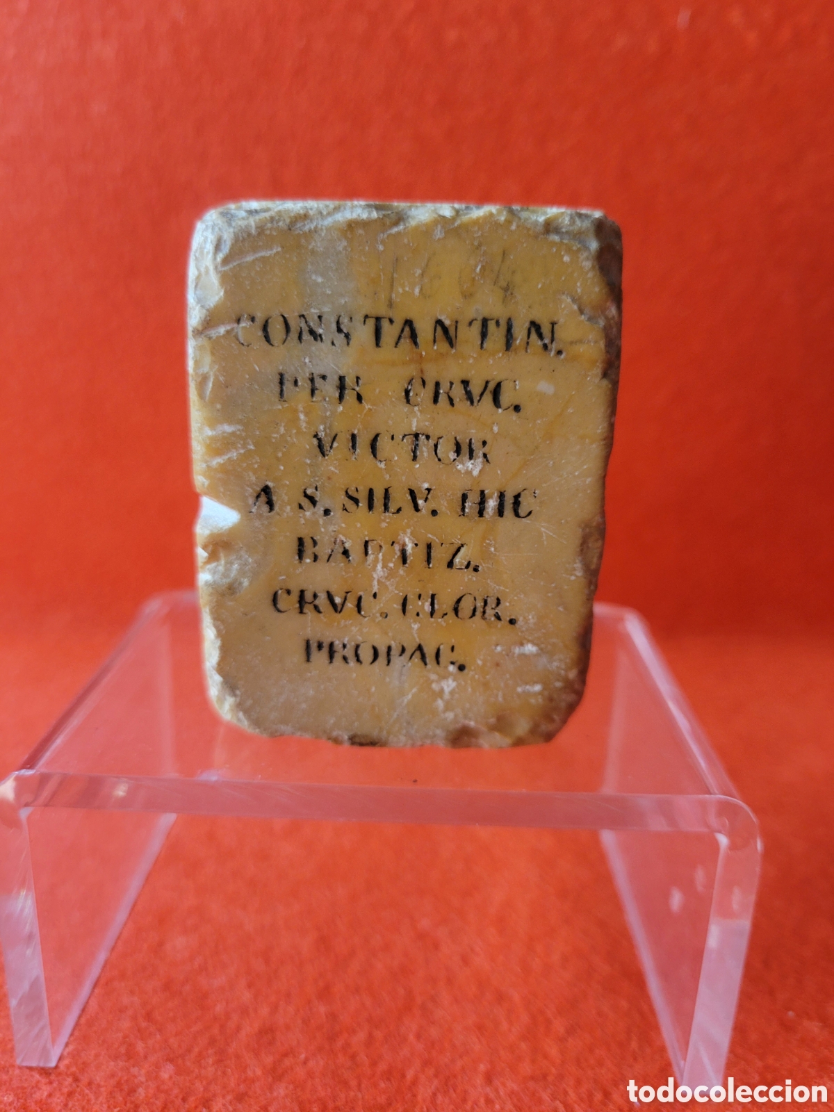 Antig&uuml;edades: PEQUE&Ntilde;O MONOLITO CON GRABACION EN LATIN 6 Cm.