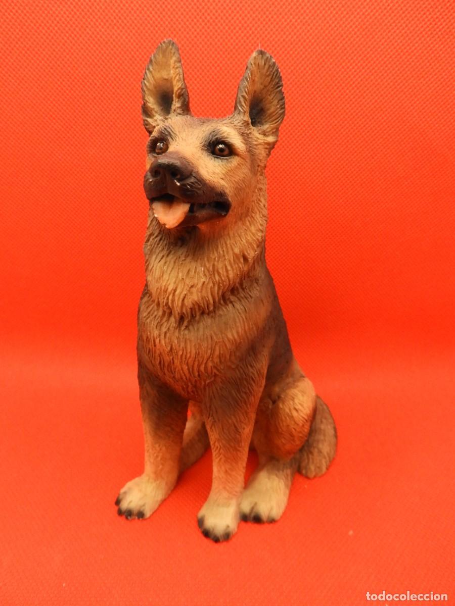 Antig&uuml;edades: Escultura Perro Pastor Alem&aacute;n Sentado. Resina Art&iacute;stica Brit&aacute;nica. Gran Realismo. Circa 1990