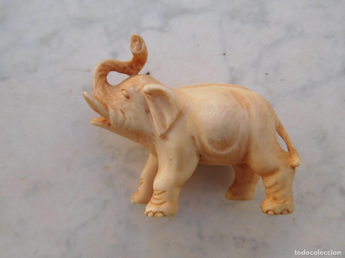 Antig&uuml;edades: Elefante antiguo con trompa levantada de marfil tallado