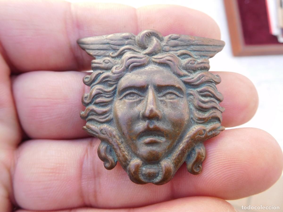 Antig&uuml;edades: Pieza de bronce antigua representando cabeza de medusa&iquest;?