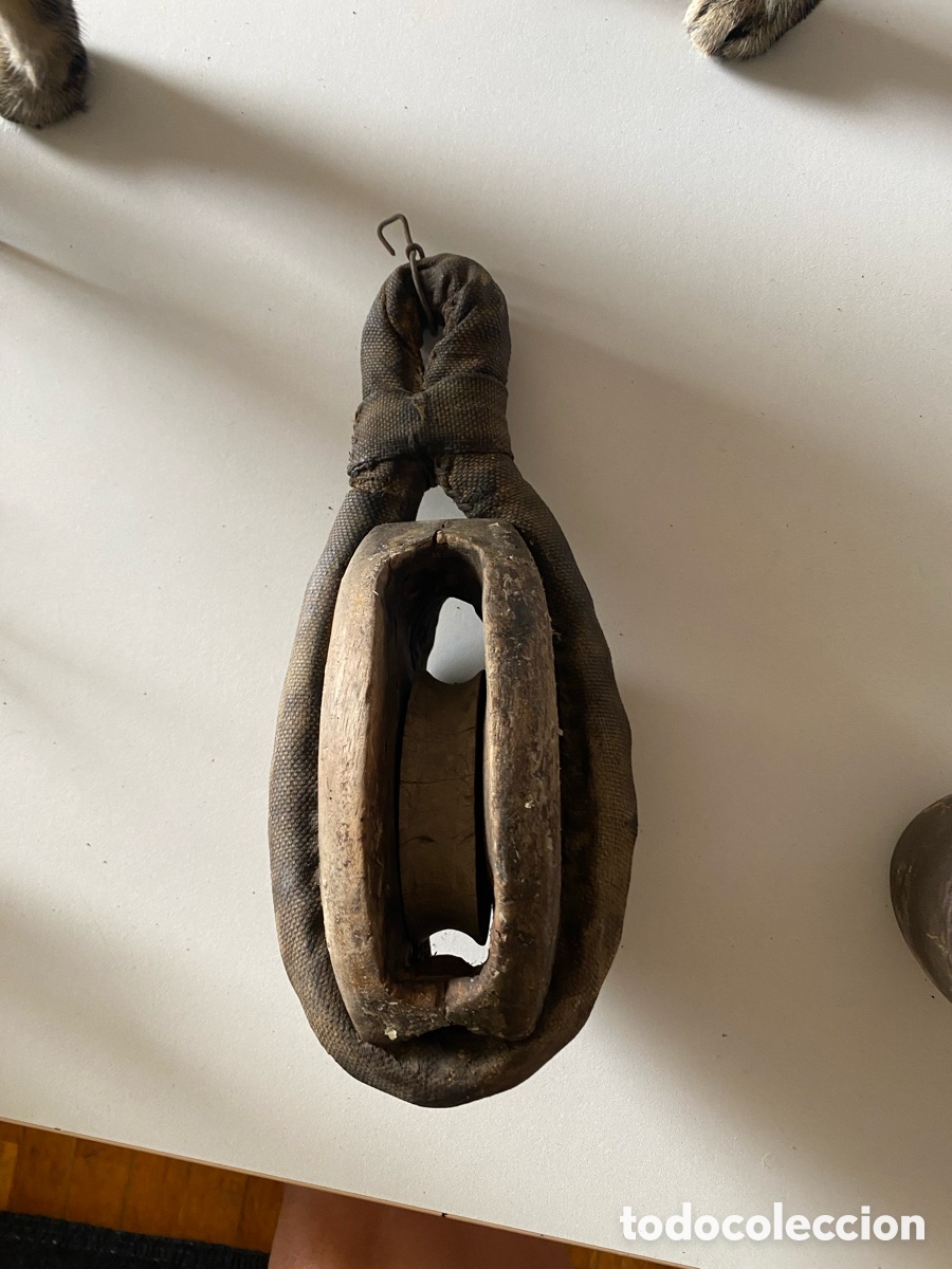 Antig&uuml;edades: Polea muy antigua en madera y metal.