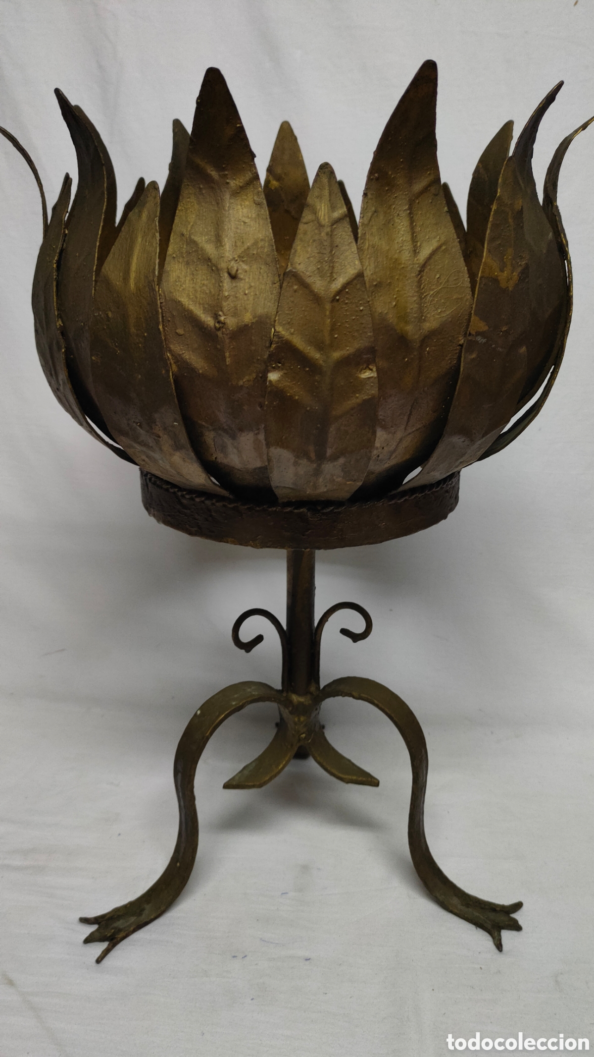 Antig&uuml;edades: MACETERO JARDINERA DE METAL DORADO.HIERRO.HOJAS SUPERPUESTAS.ESTILO BRUTALISTA.A&Ntilde;OS 60/70