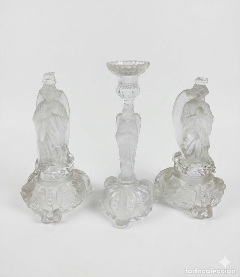 Antig&uuml;edades: TRES CANDELABROS O FIGURAS ORNAMENTALES DE &Aacute;NGELES. VIDRIO TALLADO Y PRENSADO. ESPA&Ntilde;A. XIX-XX