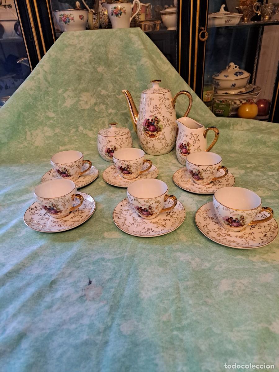 Antig&uuml;edades: Precioso servicio de caf&eacute; de porcelana fina de calidad, imagen rom&aacute;ntica y oro, marca corona dorada.