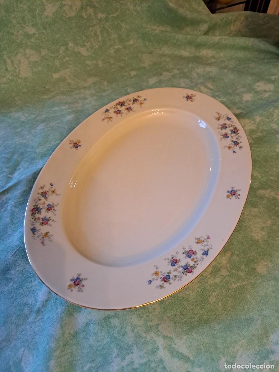 Antig&uuml;edades: Fuente oval de porcelana Bosco, decorada con peque&ntilde;as flores, color marfil.