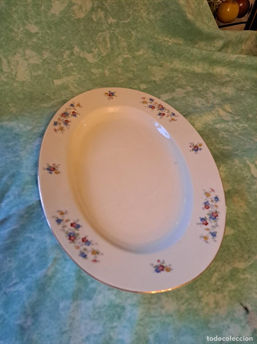 Antig&uuml;edades: Fuente oval de porcelana Bosco, decorada con peque&ntilde;as flores, color marfil.