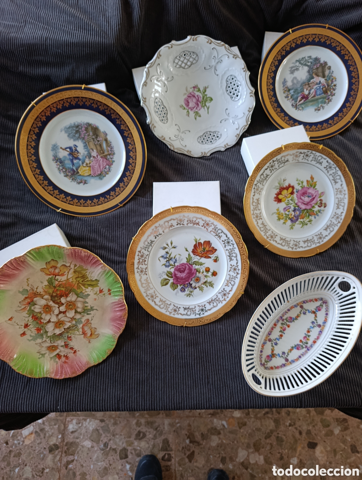 Antig&uuml;edades: Lote de 7 platos antiguos de porcelana decorativa &ndash; flores, escenas galantes y bordes dorados