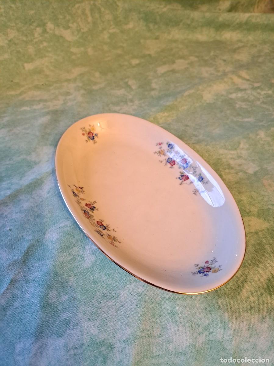 Oggetti Antichi: Fuente peque&ntilde;a oval de porcelana Bosco, decorada con peque&ntilde;as flores, color marfil.