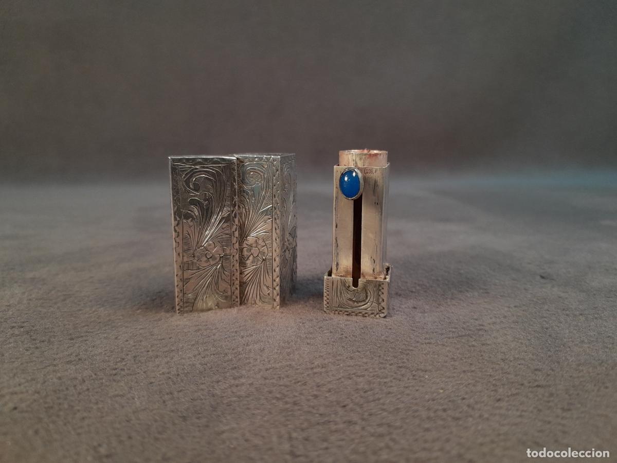 Antig&uuml;edades: ESTUCHE DE TOCADOR DE L&Aacute;PIZ LABIAL EN PLATA DE LEY CON CABUJ&Oacute;N y PIEDRA SEMIPRECIOSA.PRINCIPIOS S.XX