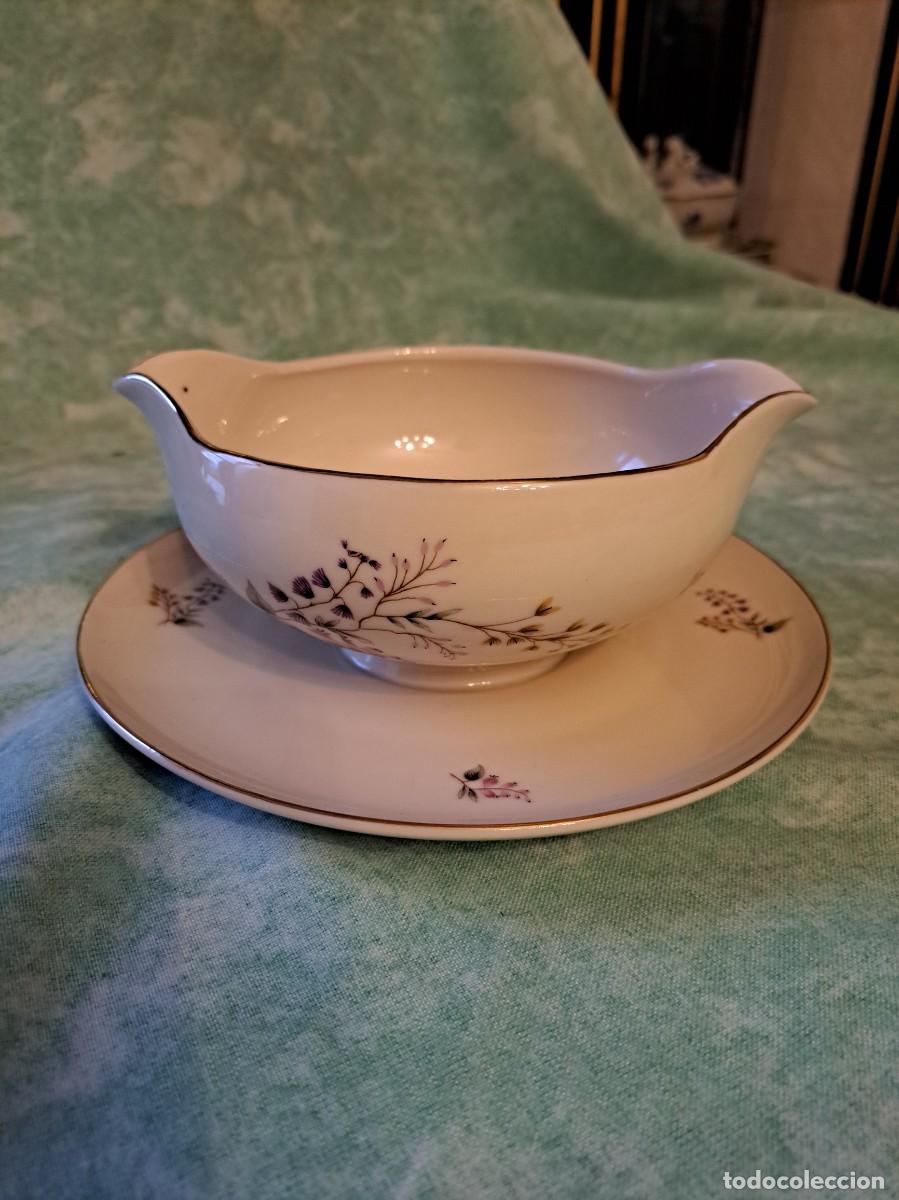 Antig&uuml;edades: Bonita salsera de porcelana Langenthal suisse, decorada con peque&ntilde;as flores, color marfil.