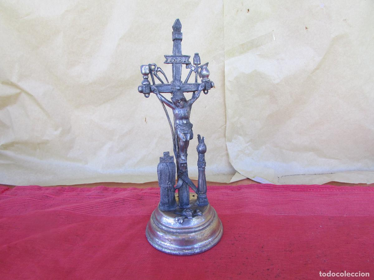 Antig&uuml;edades: CRUZ CALVARIO antiguo con base en peana. Esta&ntilde;o y metal. Muy original. Gallo de BARCELOS