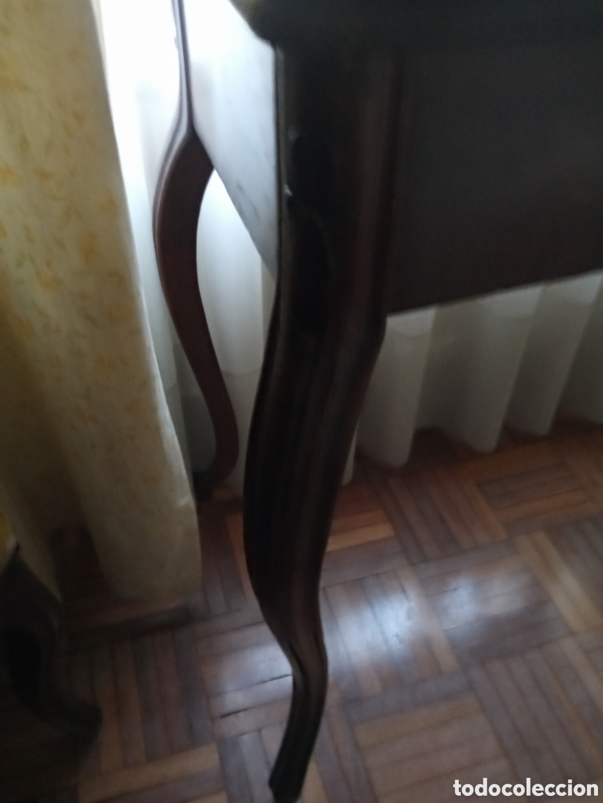 Antig&uuml;edades: Mesa de juego de madera y silla de madera tapizada en color dorado