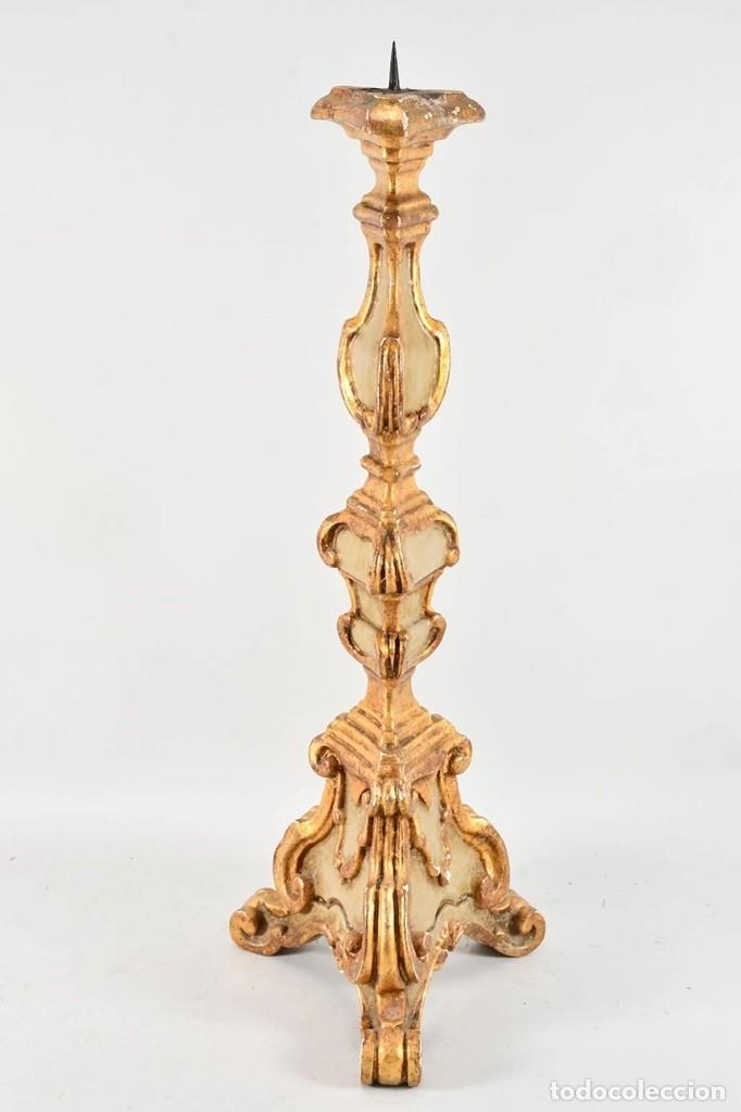 Antig&uuml;edades: Candelabro barroco de madera tallada, parcialmente dorado. Siglo XVIII. Gran tamano