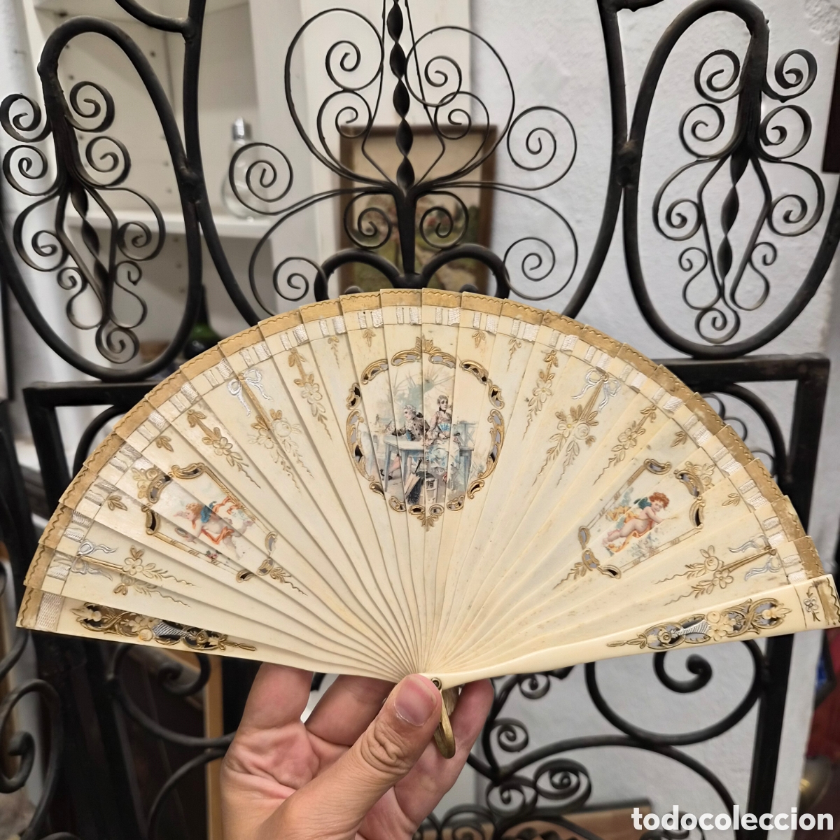 Antiques: Abanico antiguo de ni&ntilde;a en hueso pintado a mano siglo XIX rom&aacute;ntico calado