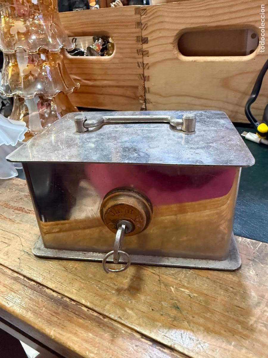 Antig&uuml;edades: ANTIGUA CAJA DE CAUDALES - MEDIDA 13,5X10,5X6,5 CM