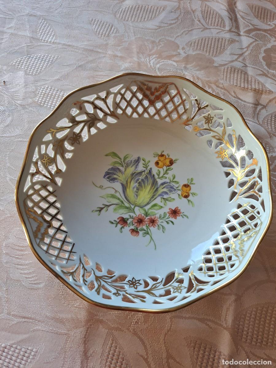 Antiques: Precioso plato de porcelana calada, pintado a mano. Firmado.