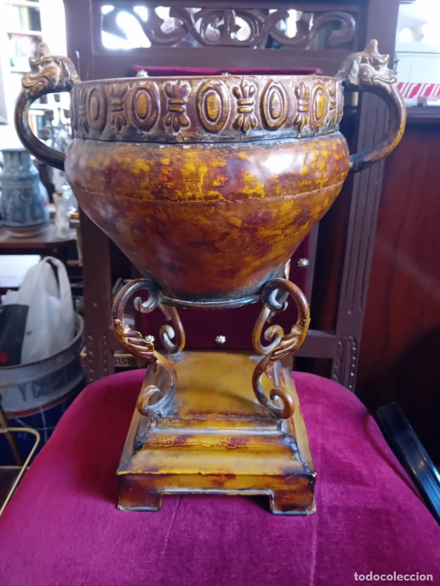 Antig&uuml;edades: Macetero de hierro marmoleado de estilo romano - Foto 1