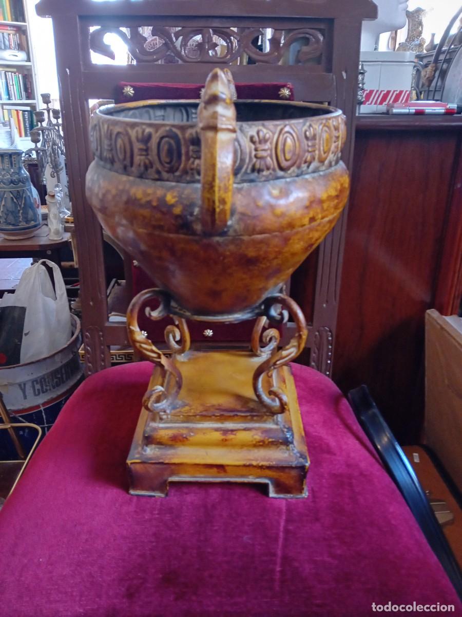 Antig&uuml;edades: Macetero de hierro marmoleado de estilo romano - Foto 3