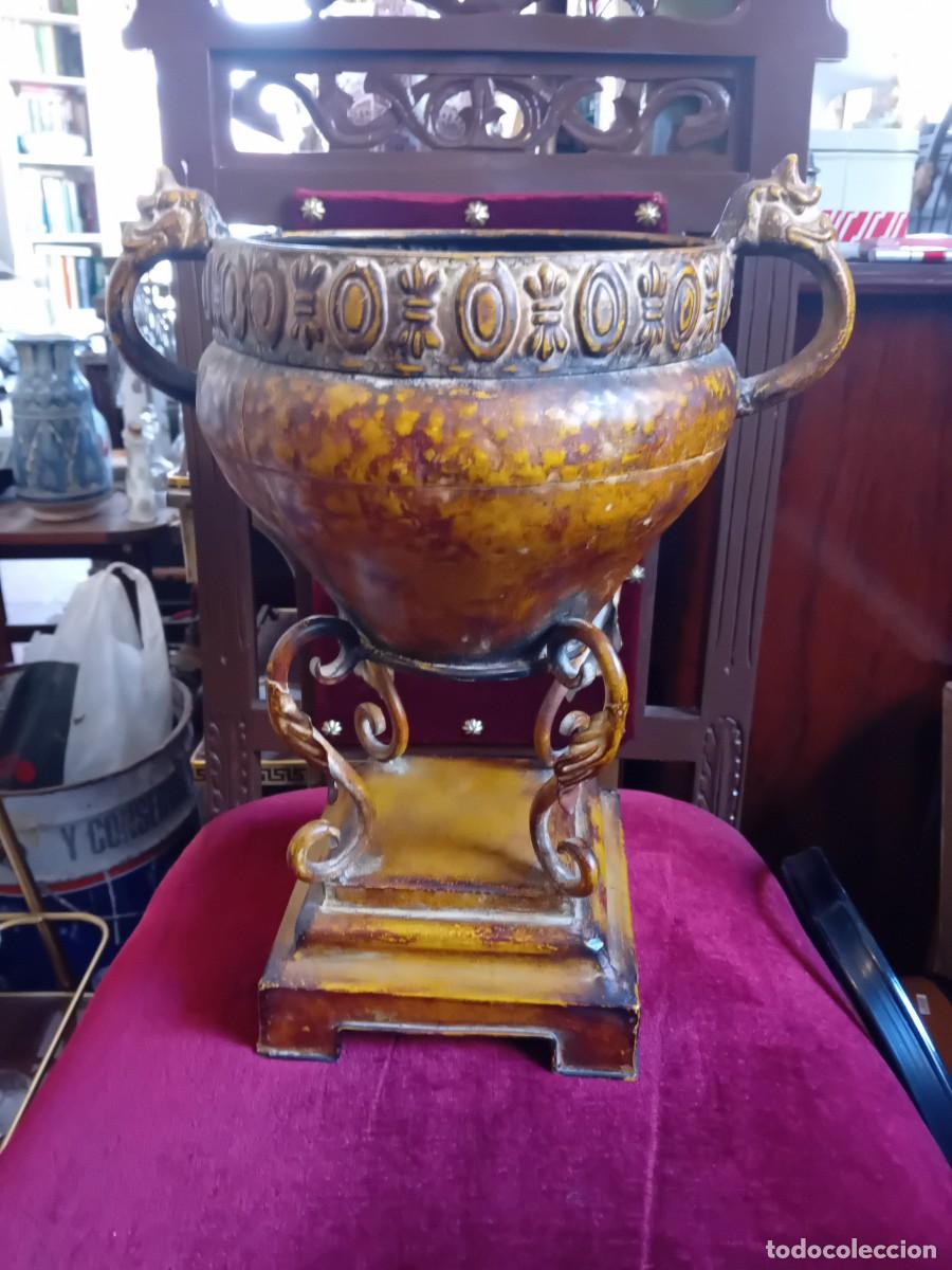 Antig&uuml;edades: Macetero de hierro marmoleado de estilo romano - Foto 4