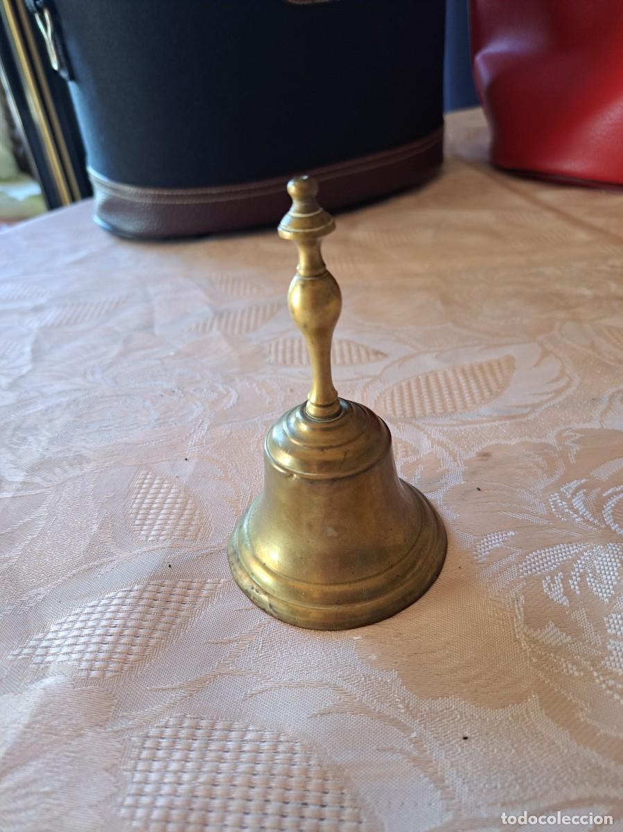 Antig&uuml;edades: Bonita campana de lat&oacute;n de sobremesa.