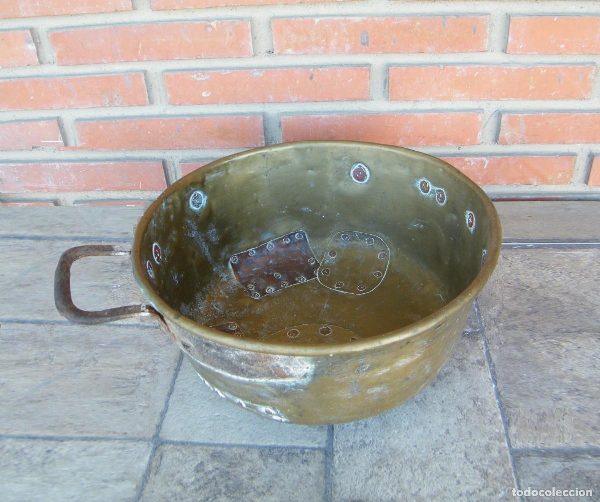 Antig&uuml;edades: Olla de lat&oacute;n y caldera de cobre, con aros y asas de hierro, estilo r&uacute;stico, de los a&ntilde;os 1860 a 1870