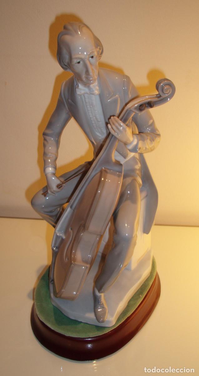 Antig&uuml;edades: LLADR&Oacute;. M&Uacute;SICO AL VIOLONCHELO, VIOLONCHELISTA. 1969-78. ESCULTOR: SALVADOR FURI&Oacute;.