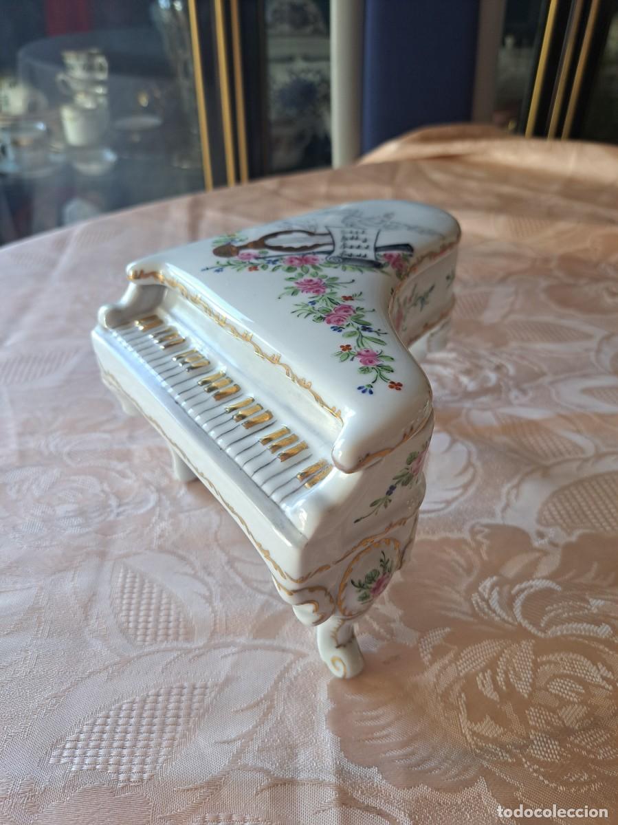 Antig&uuml;edades: Joyero piano de cola porcelana Limoges con dise&ntilde;o floral de edici&oacute;n limitada de French Accents