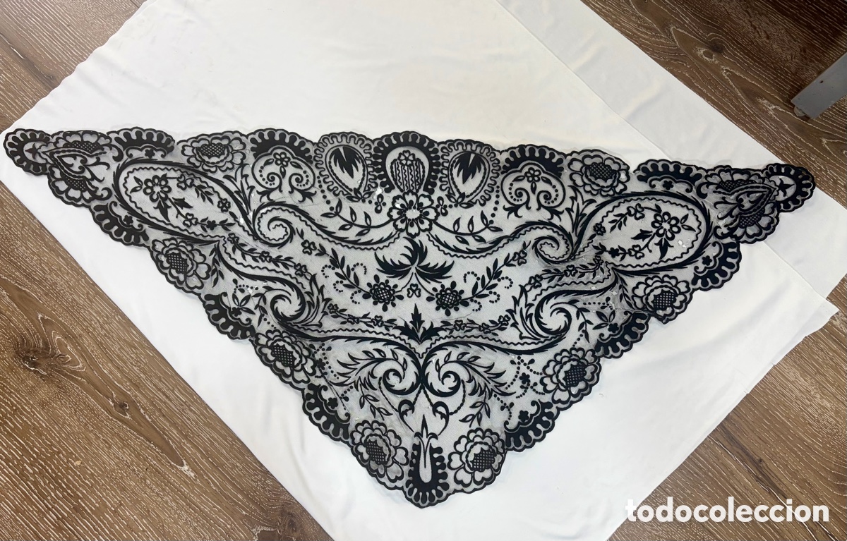 Antig&uuml;edades: Antigua mantilla de tres picos con aplicaciones terciopelo