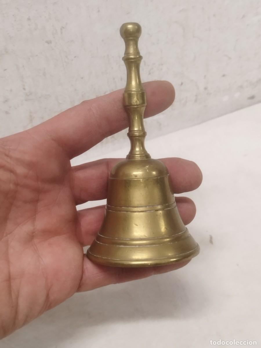 Antig&uuml;edades: Antigua campana de bronce o lat&oacute;n. Sin Badajoz.