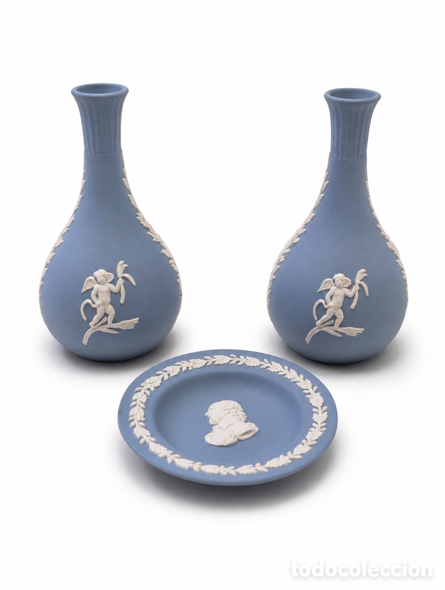Antig&uuml;edades: Pareja de jarrones jaspeware azules + plato decorativo estilo Wedgwood vintage