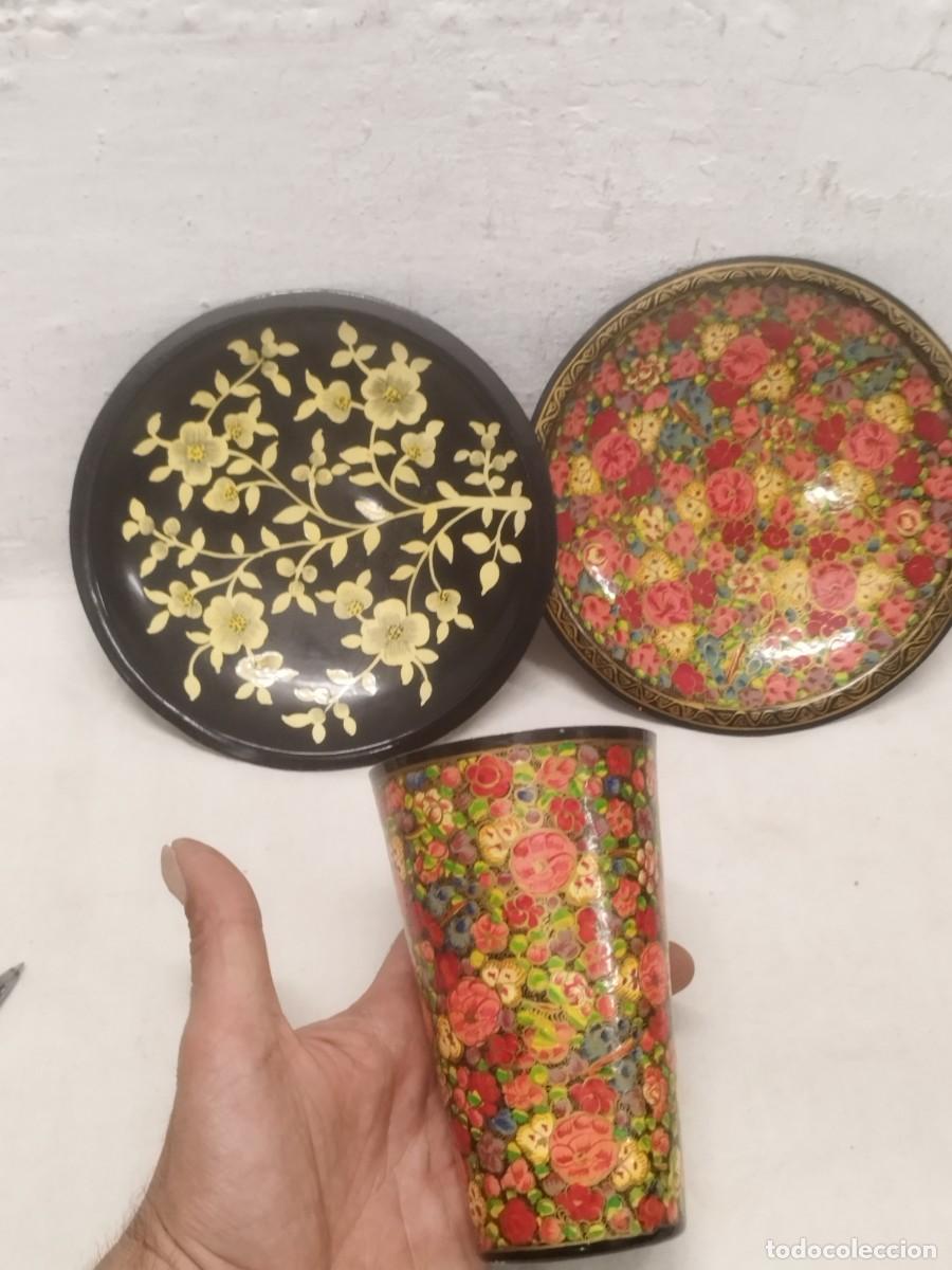 Antig&uuml;edades: Conjunto de dos plato y gran vaso de de acero inoxidable pintado, con motivos florales.