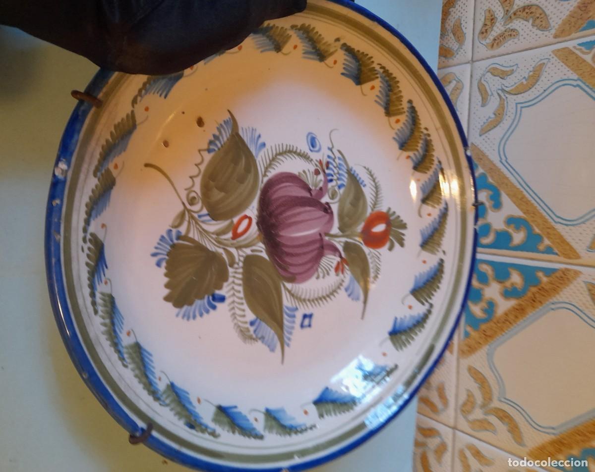 Antig&uuml;edades: Plato Cer&aacute;mica valenciana Manises decorado con una granada 26 cm di&aacute;metro