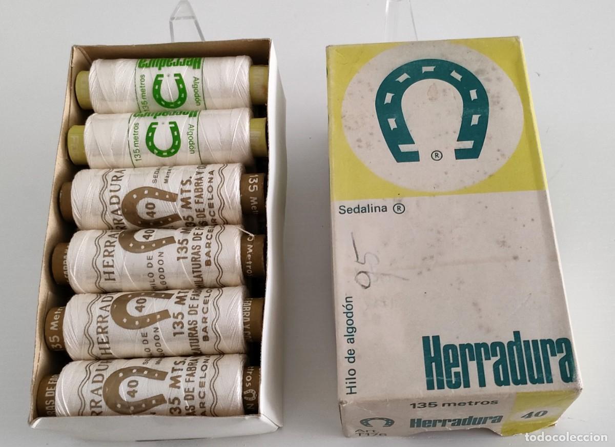 Antig&uuml;edades: Antigua caja con 12 bobinas de hilo de algod&oacute;n n&ordm;40 blanco Herradura Sedalina Fabra Coats