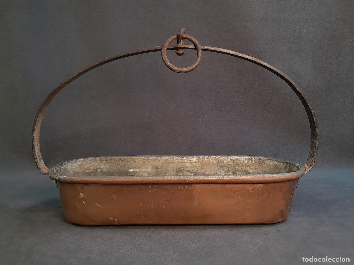 Antig&uuml;edades: RECIPIENTE DE COBRE CON ASA DE HIERRO FORJADO. SIGLO XIX.