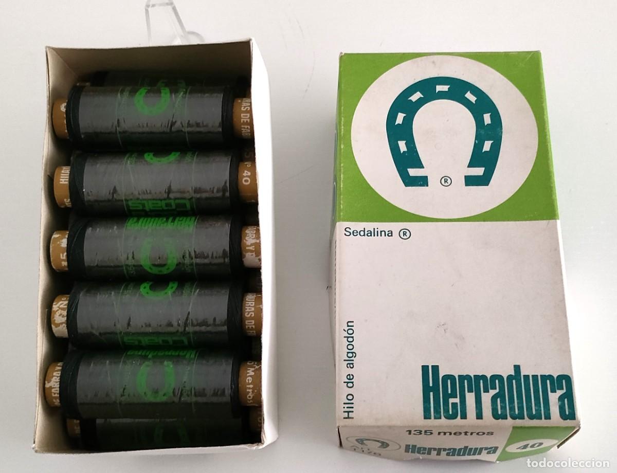 Antig&uuml;edades: Antigua caja con 11 bobinas de hilo de algod&oacute;n n&ordm;40 negro Herradura Sedalina Fabra Coats