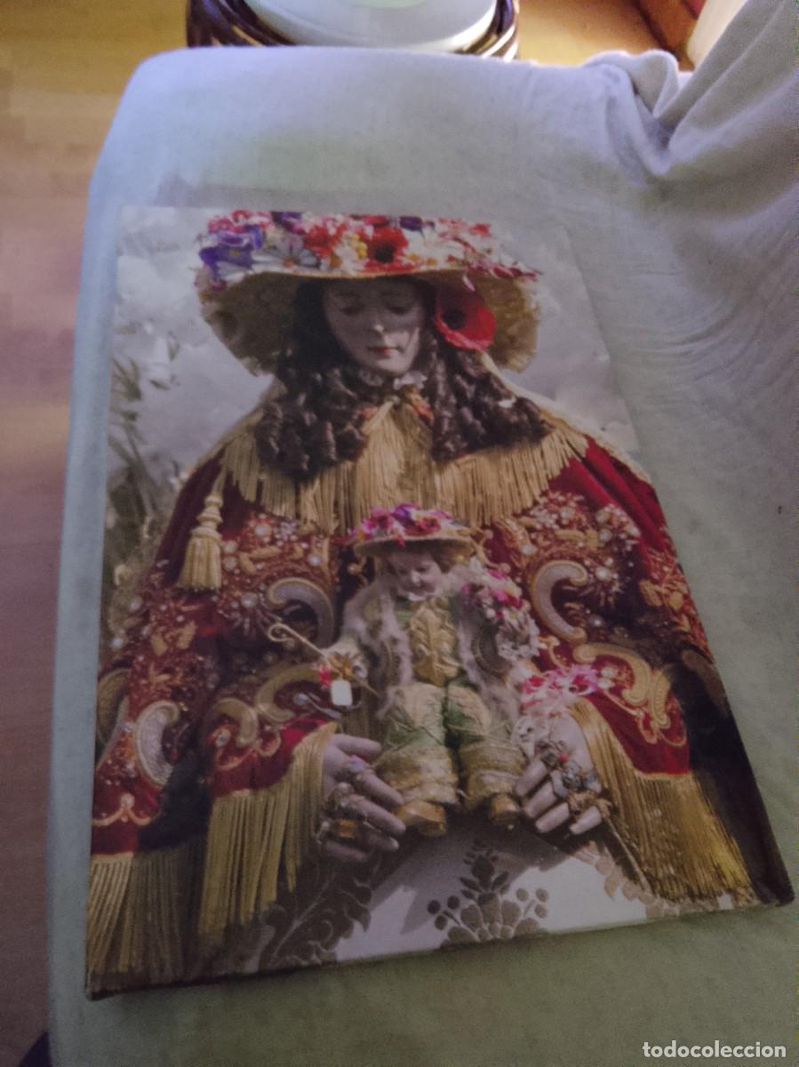 Antig&uuml;edades: Lamina enmarcada con textura la Virgen del Roc&iacute;o vestida de Pastora.