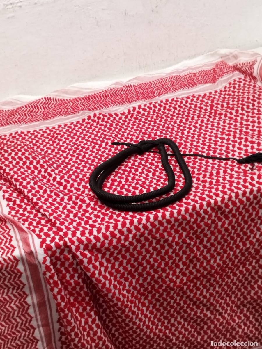 Antig&uuml;edades: Turbante &aacute;rabe de color rojo y blanco a identificar..
