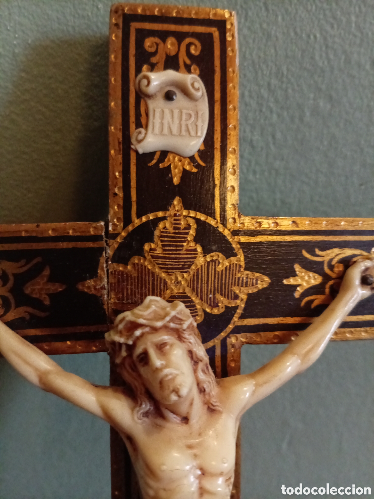 Antig&uuml;edades: ✝️ Crucifijo Antiguo Vintage de Madera Dorada con Cristo Decorativo &ndash; Arte Sacro ✝️