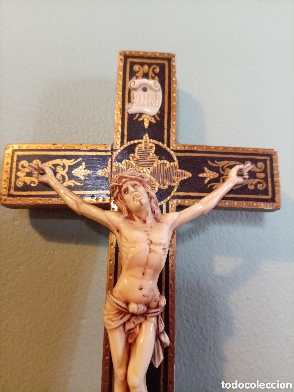 Antig&uuml;edades: ✝️ Crucifijo Antiguo Vintage de Madera Dorada con Cristo Decorativo &ndash; Arte Sacro ✝️
