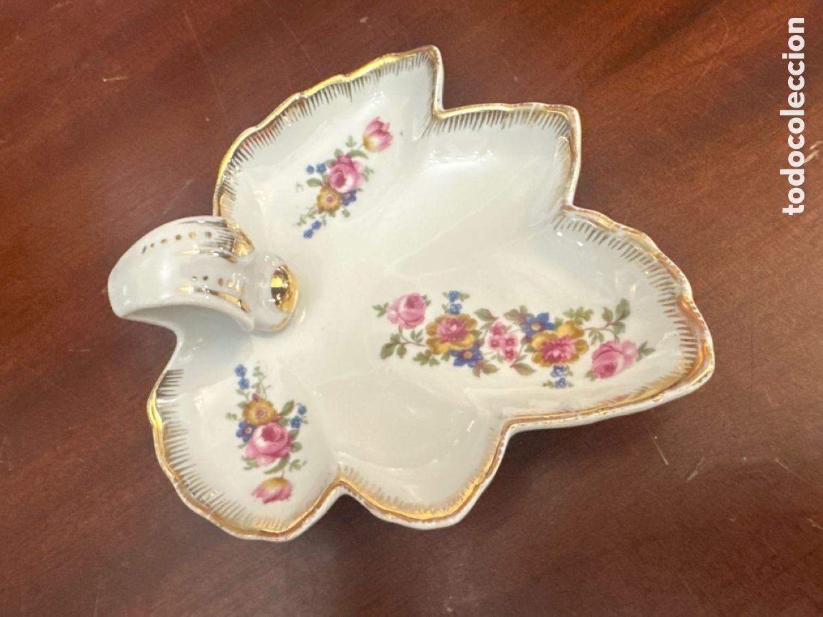 Antig&uuml;edades: BANDEJITA EN PORCELANA DE HISPANIA PINTADA A MANO. DISE&Ntilde;O HOJA CON ASA. SELLO EN LA BASE. A&Ntilde;OS 50.