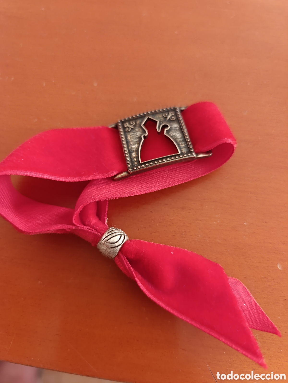 Antig&uuml;edades: San Ferm&iacute;n,Pamplona,pulsera tradicional,en terciopelo rojo.