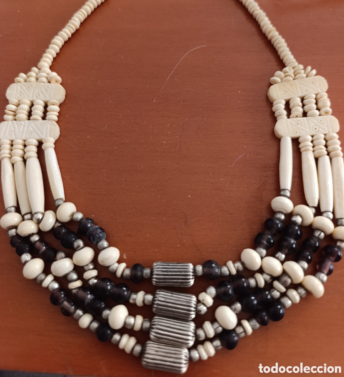 Antig&uuml;edades: Gargantilla &eacute;tnica o tribal,hecha de forma artesanal,cuentas de hueso tallado y metal.