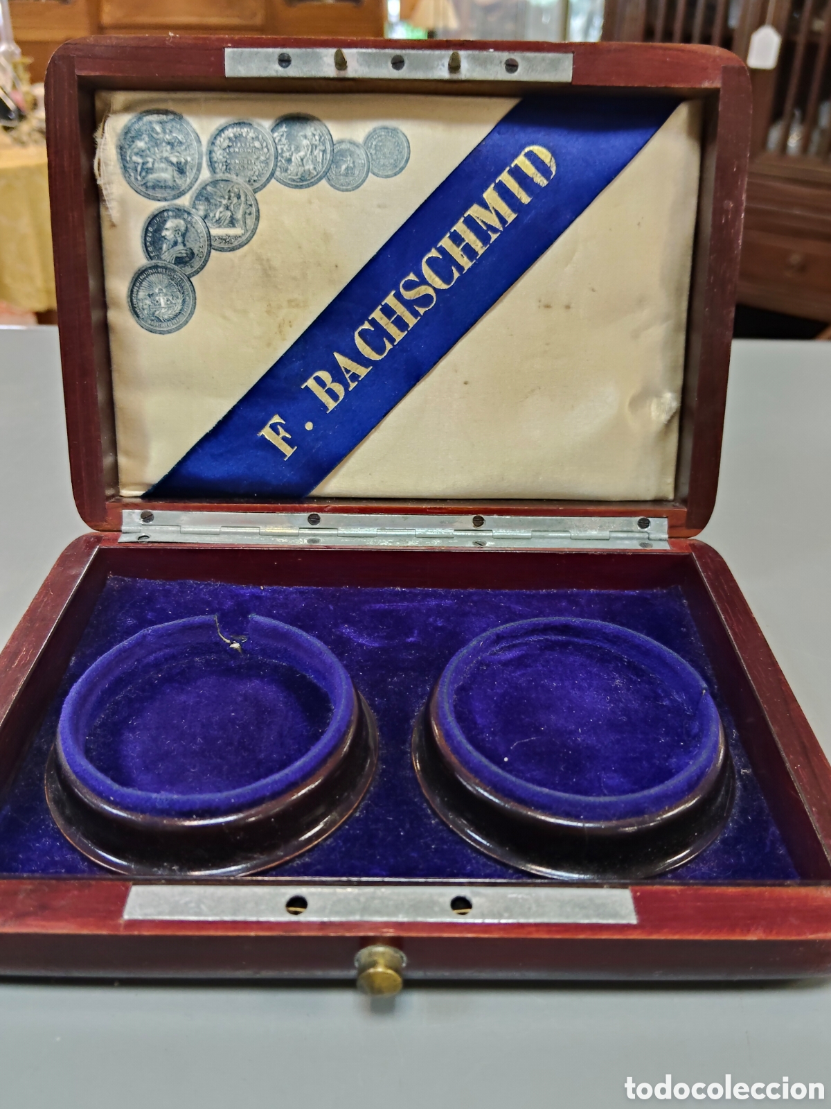 Antig&uuml;edades: Caja de presentaci&oacute;n antigua para relojes de bolsillo, posiblemente de la marca suiza F. Bachschmid.