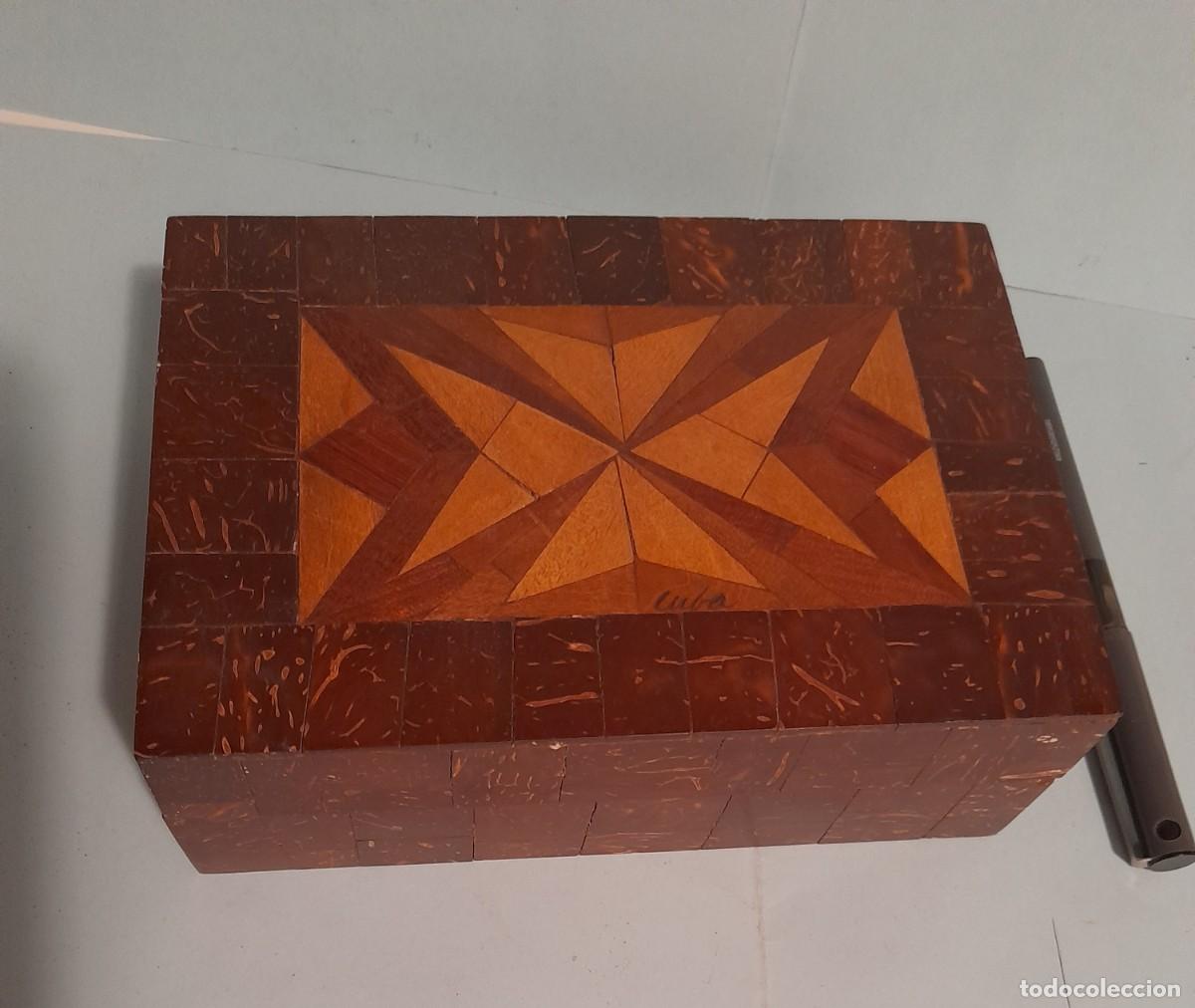 Antig&uuml;edades: Caja de madera con marqueteria maderas nobles formando una cruz de Malta en la tapa. Artesan&iacute;a CUBA